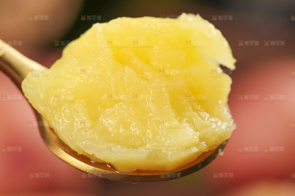 勺子上放着红皮土豆