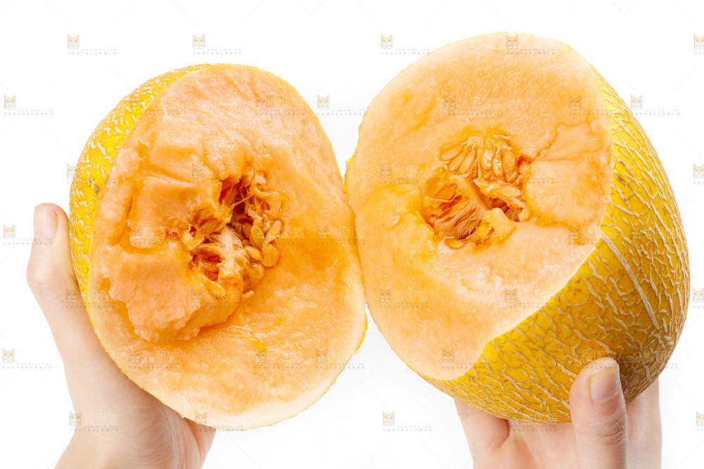 手里拿着新疆黄皮哈密瓜