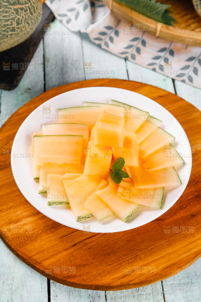 碟子里装着切块的哈密瓜