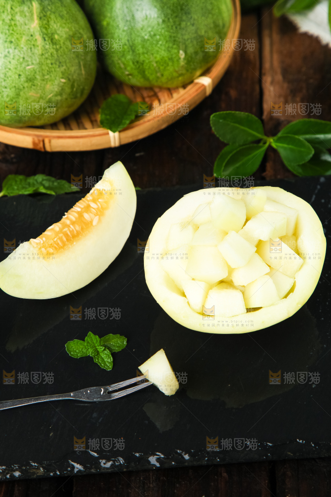 黑底上放着陕西阎良甜瓜