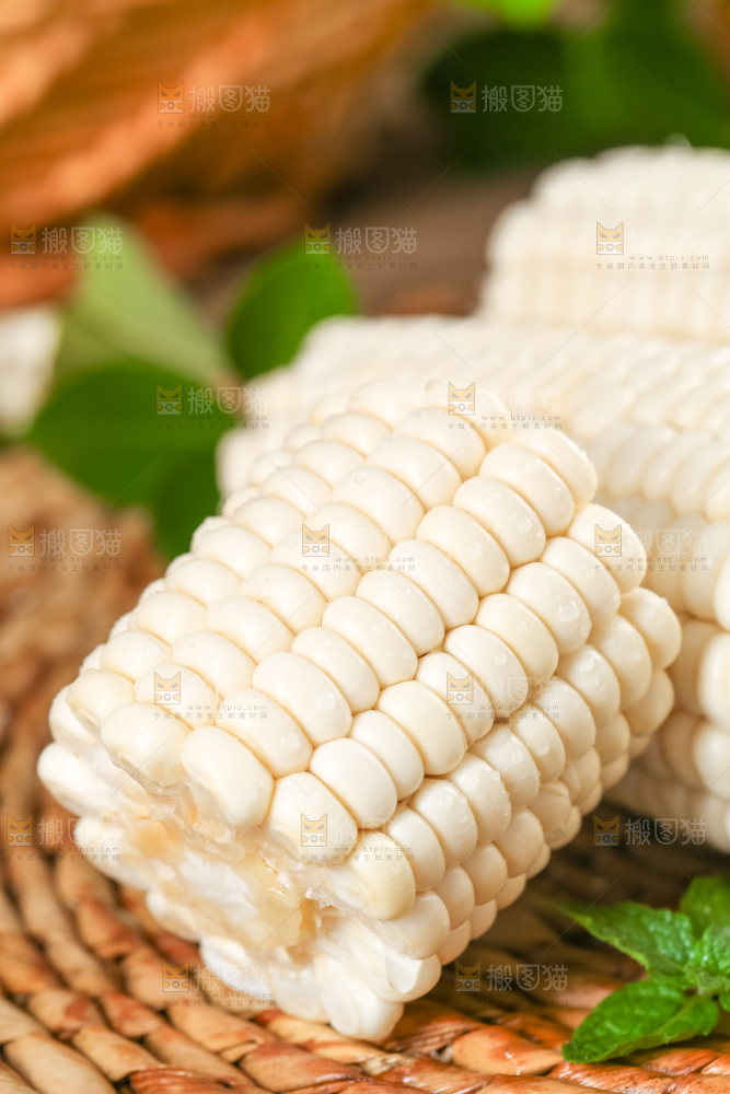 盘子里装着白玉米