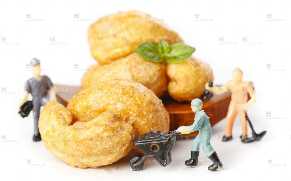 白底上摆放着盐焗腰果