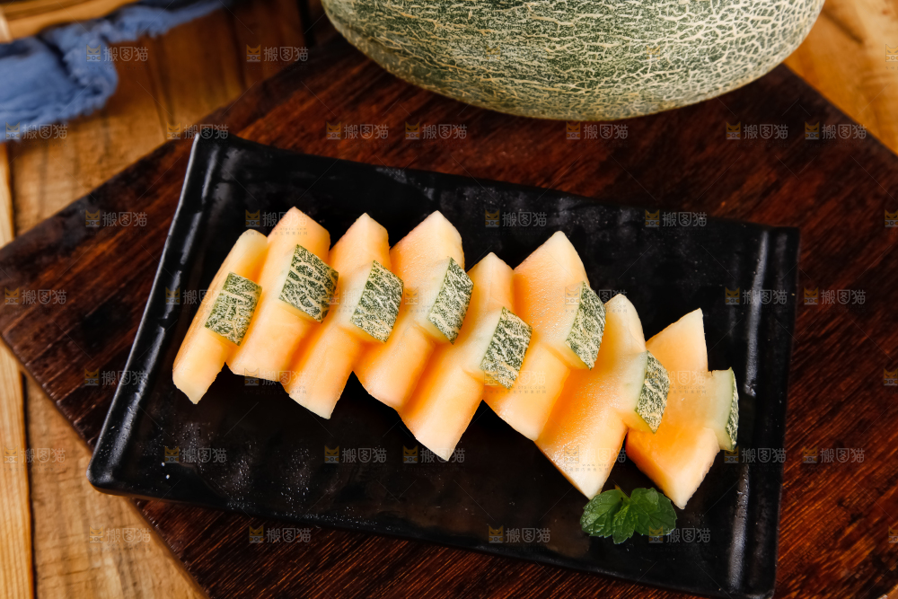 碟子里装着切块的哈密瓜