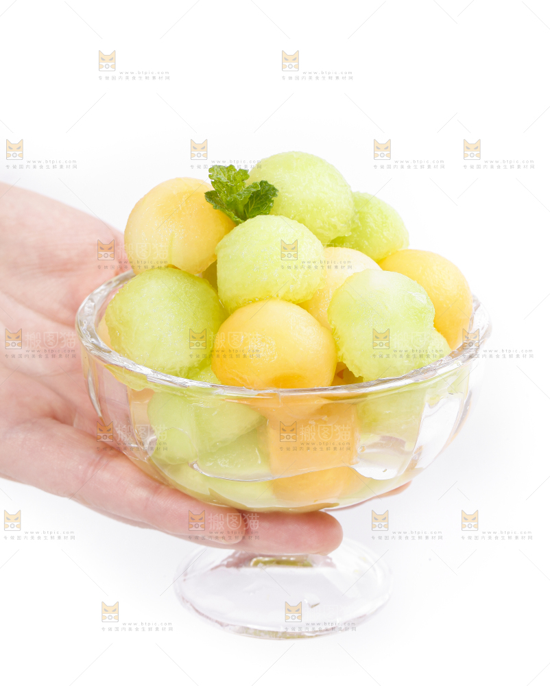 碟子里装着玉菇甜瓜