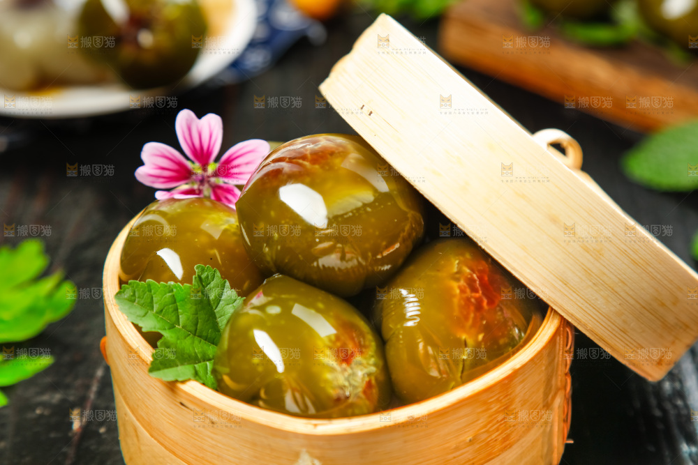 蒸笼里装着艾草青团