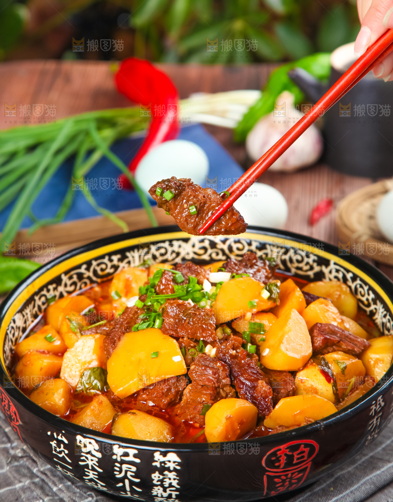 盘子里装着土豆烧牛肉