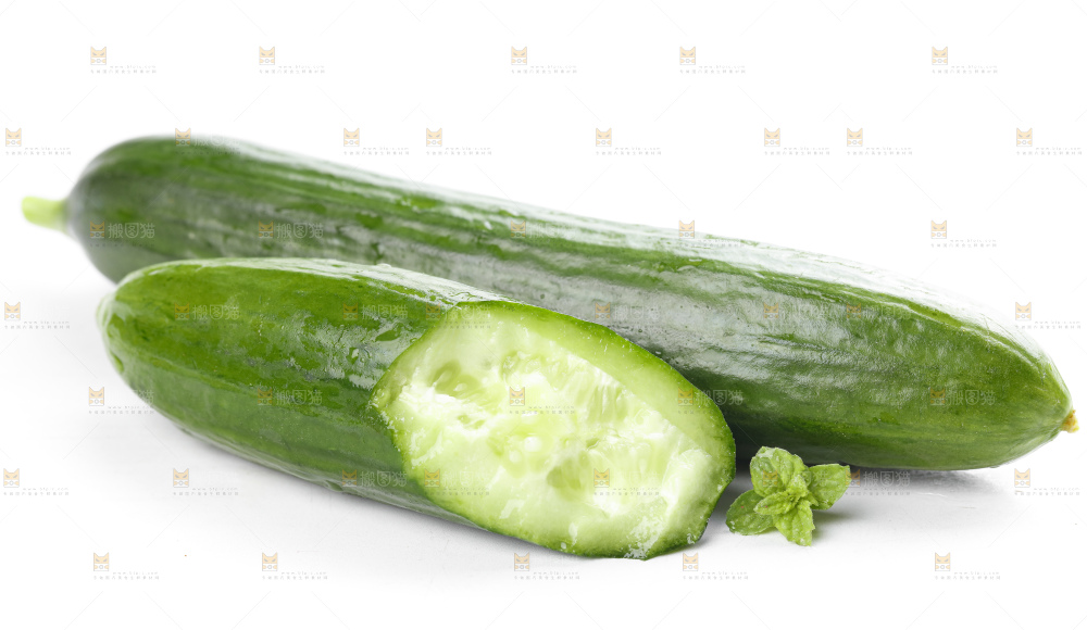 白底上摆放着嫩黄瓜