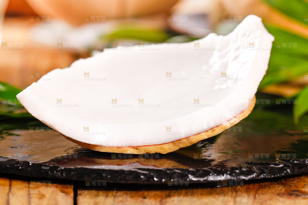 木板上摆放着进口椰子