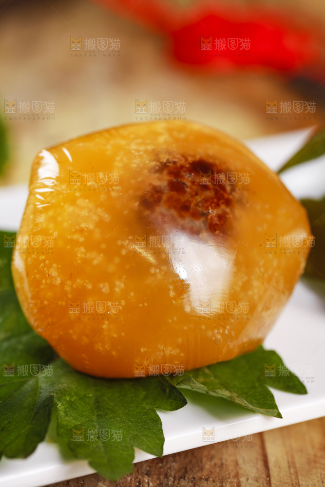 盘子里放着彩色青团