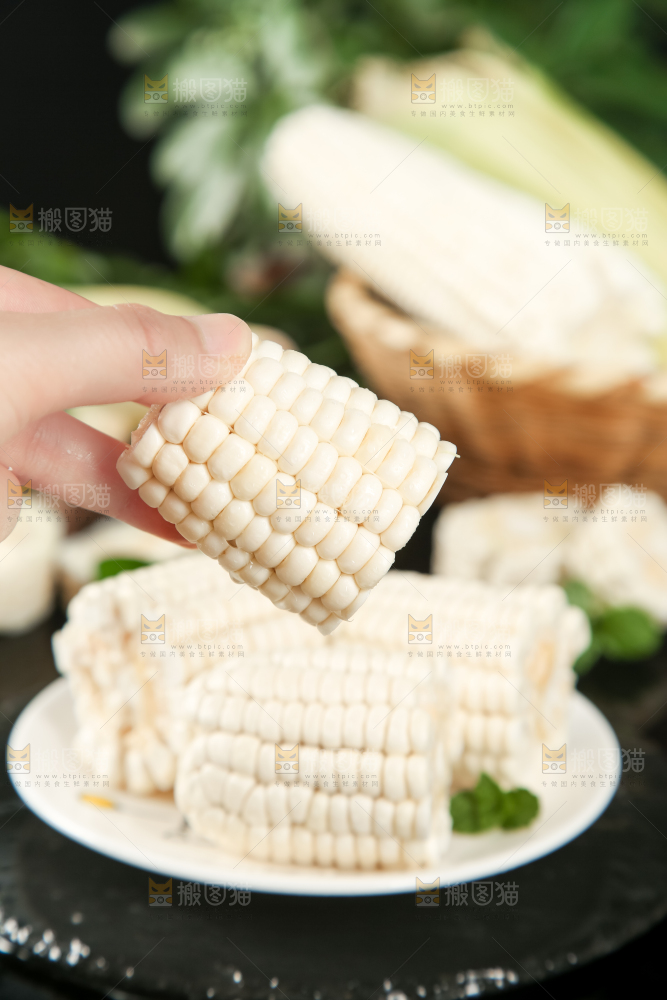 盘子里装着甜玉米