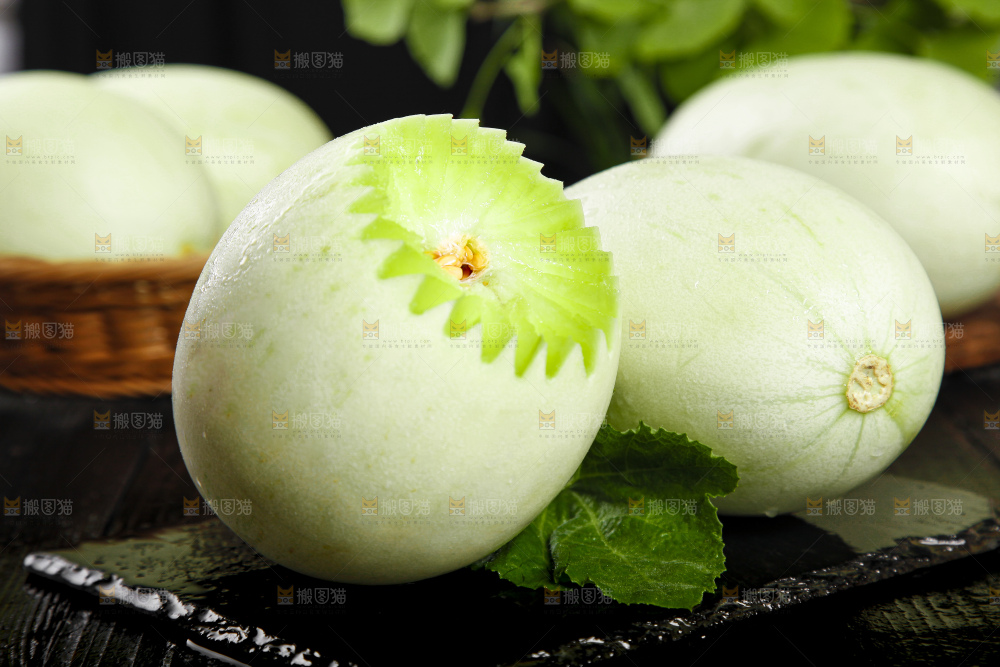 深底上放着山东玉菇甜瓜
