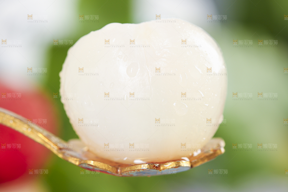勺子上放着荔枝的果肉