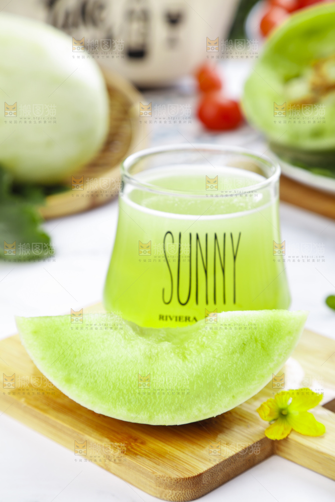 杯子里装着玉菇香瓜榨的果汁
