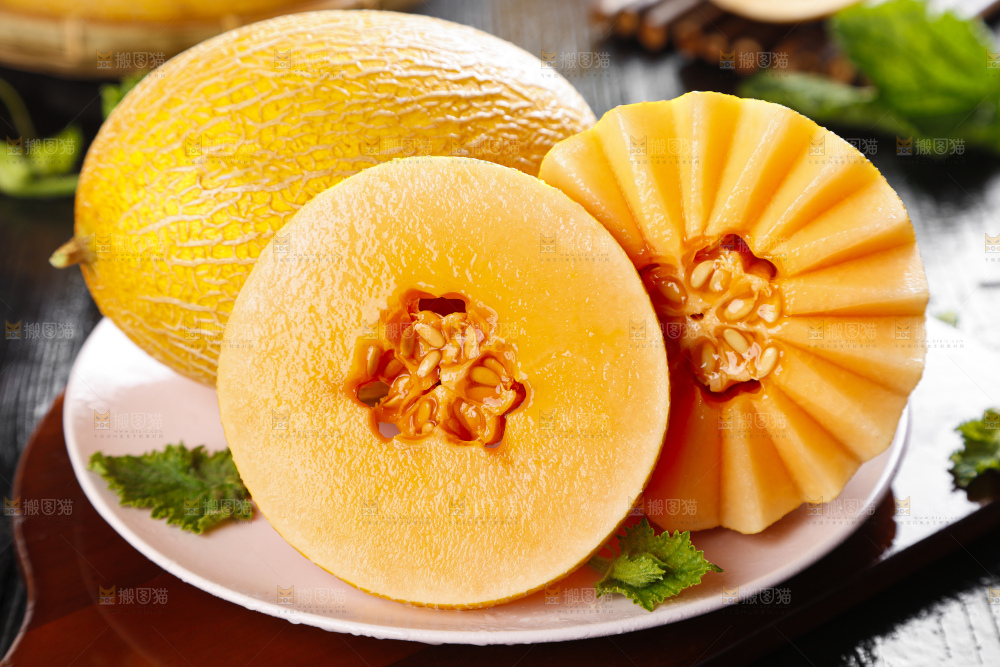 盘子里装着新疆哈密瓜