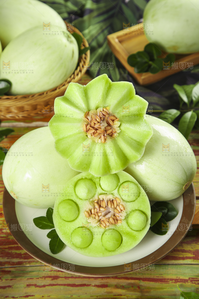 盘子里放着玉菇甜瓜