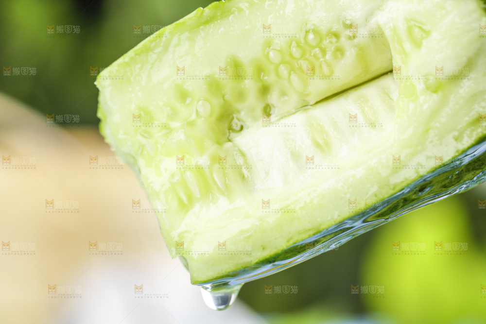 手里拿着青瓜