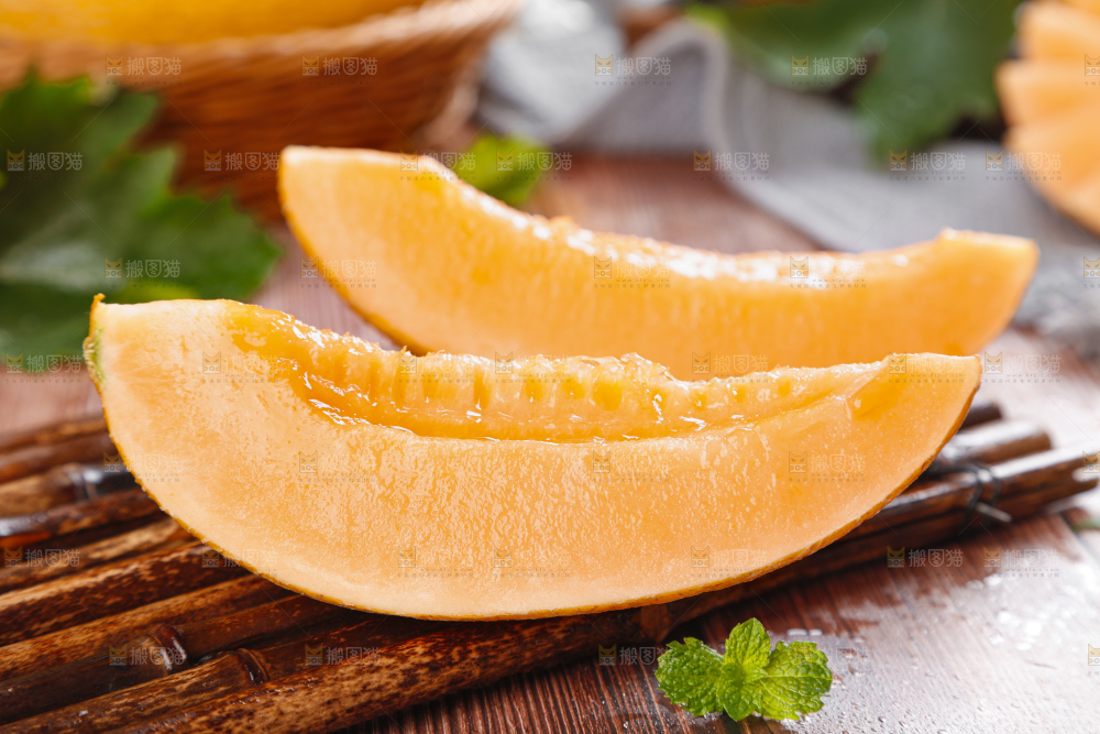 木底上摆放着黄皮哈密瓜