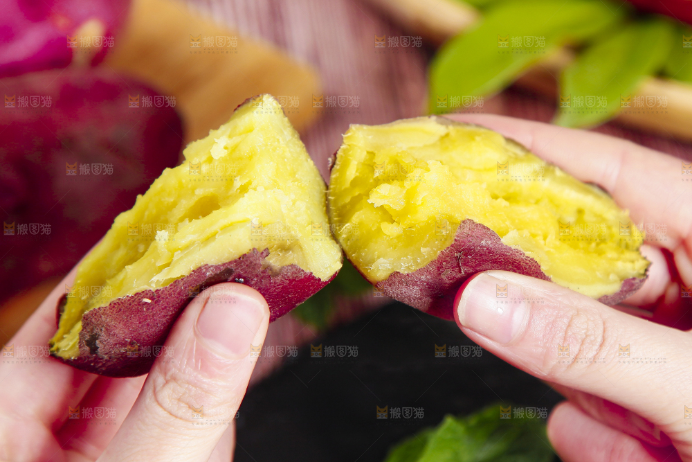 手里拿着红薯