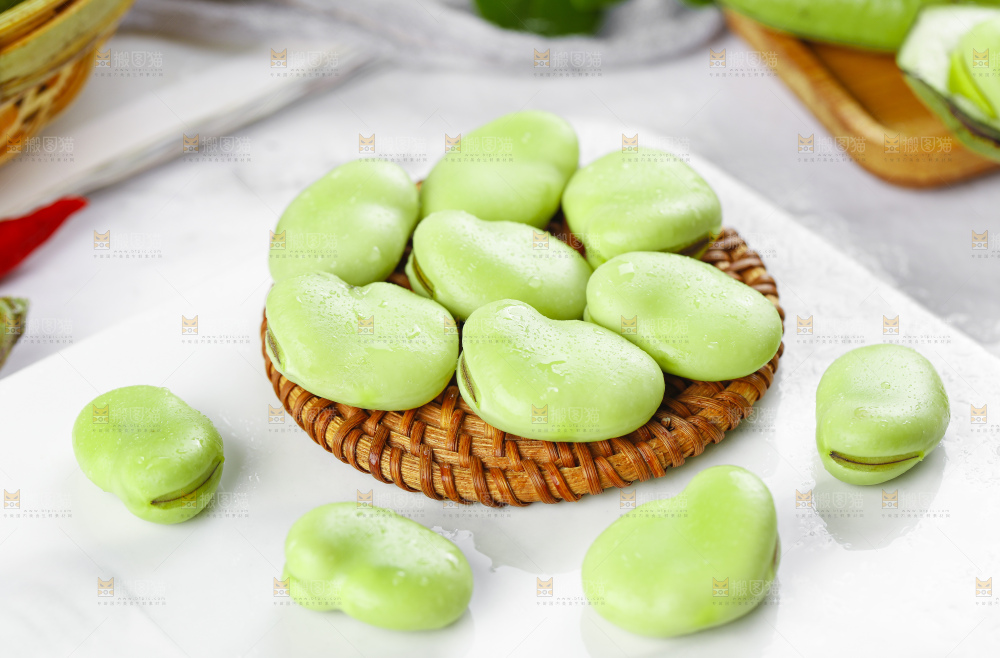 盘子里装着胡豆