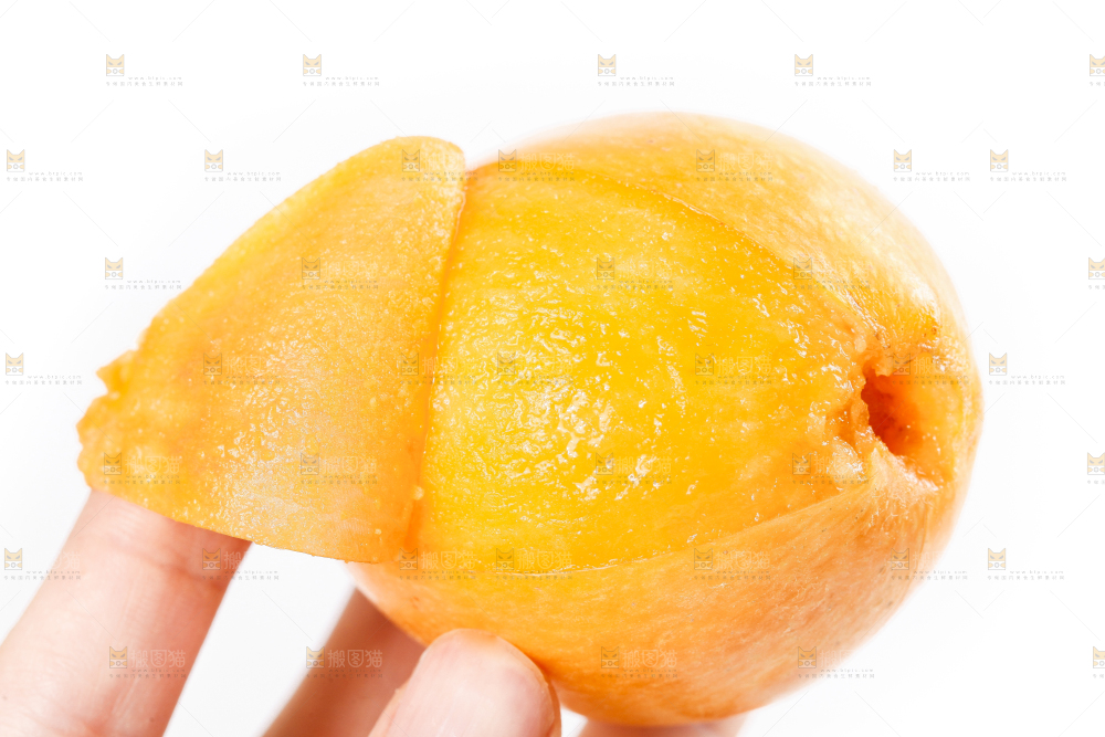 白底上摆放着新鲜枇杷