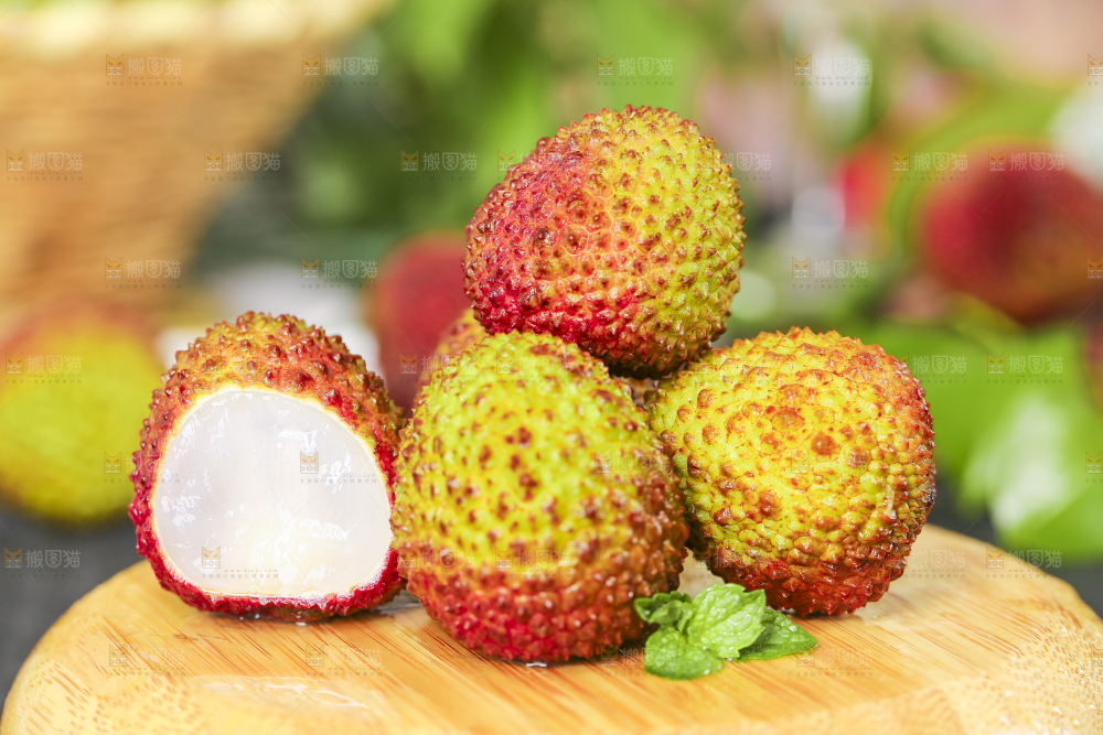 木板上放着鲜荔枝