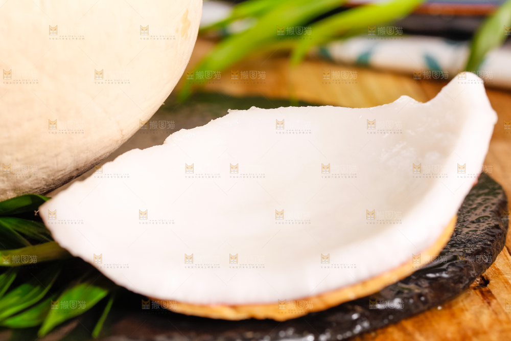 黑石板上放着椰子
