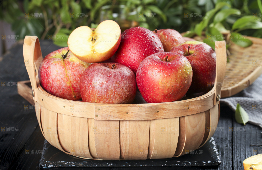 篮子里装着陕西秦冠苹果