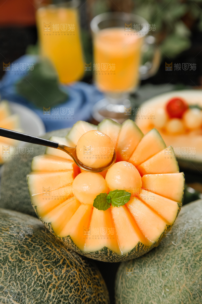 摆放着切开的哈密瓜