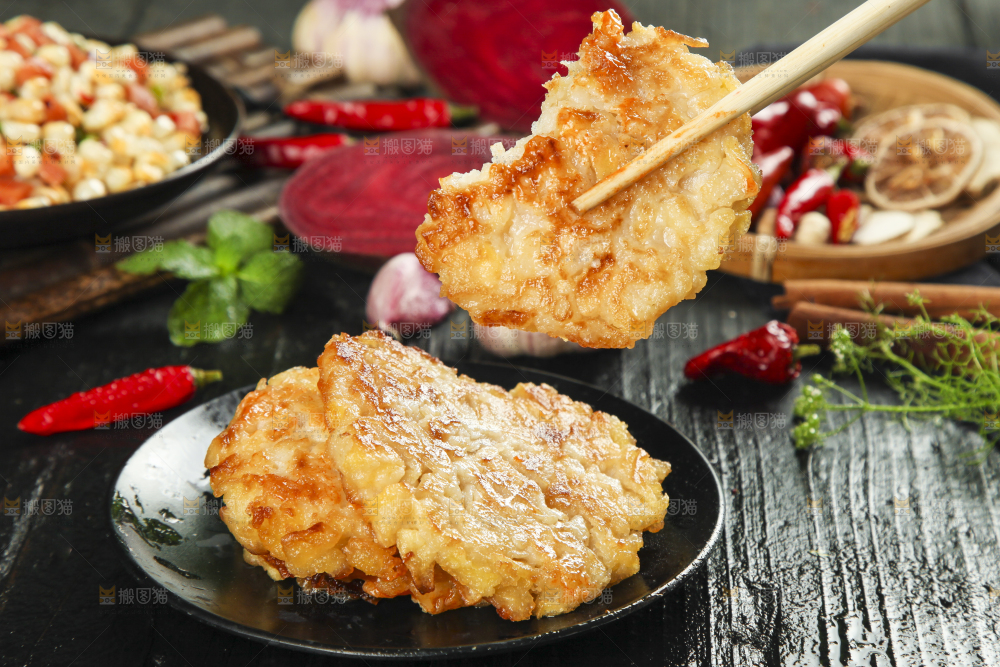 盘子里装着土豆饼