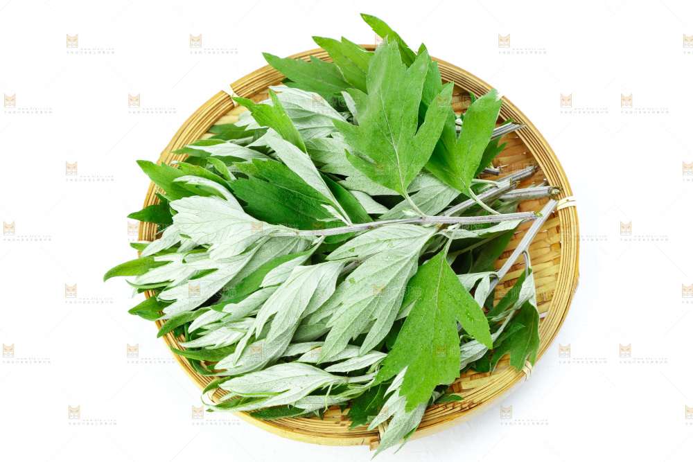篮子里装着艾草