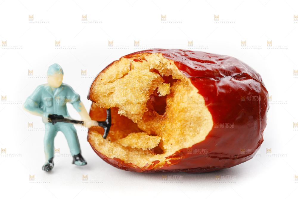 白底上摆放着香酥脆红枣