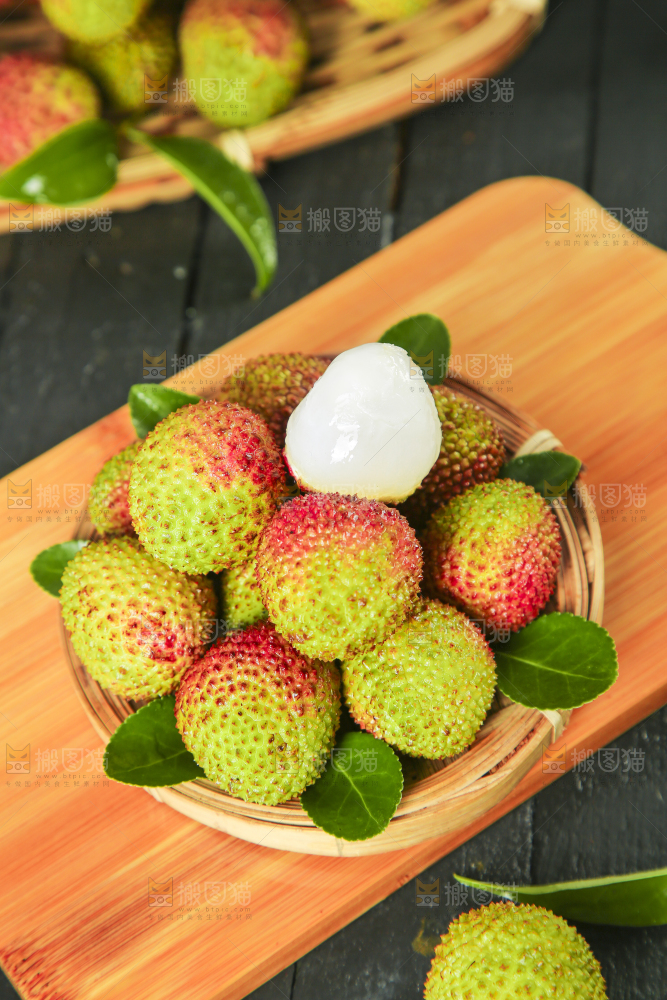 篮子里装着妃子笑荔枝