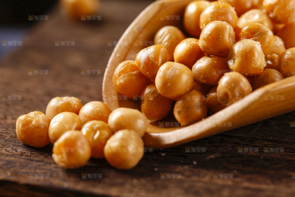 木底上放着脆黄金豆