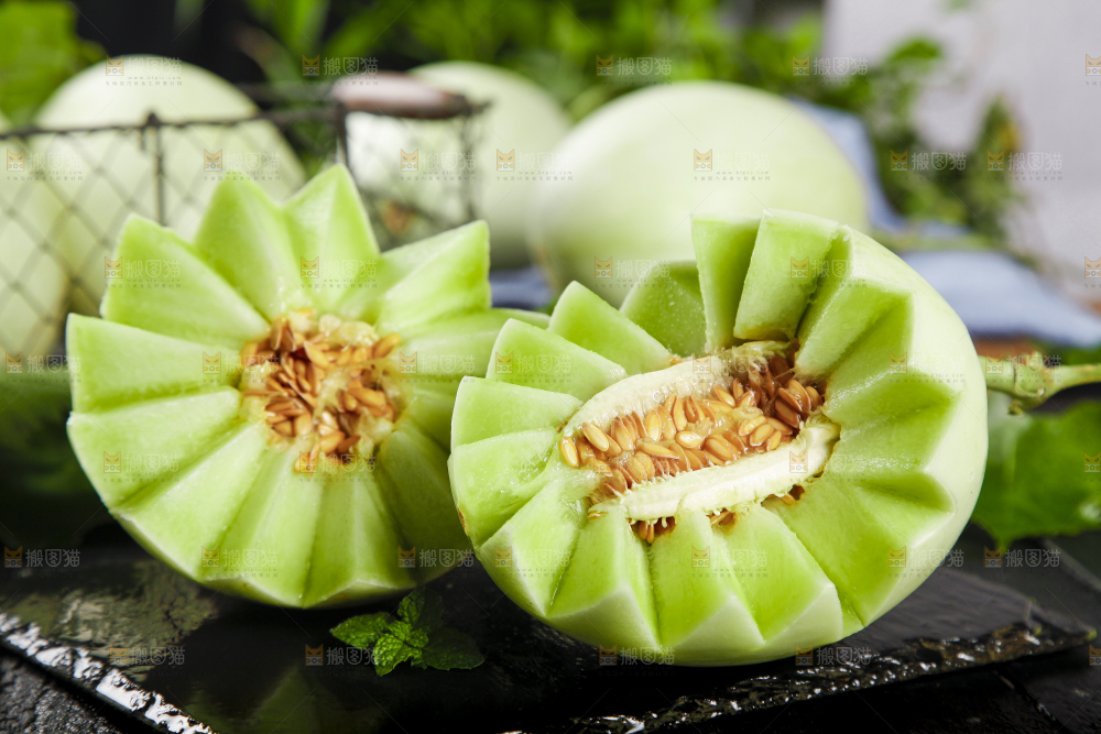 黑底上摆放着山东玉菇甜瓜