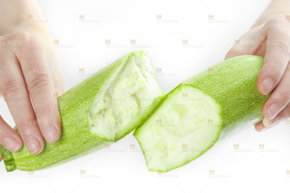 手里拿着西葫芦