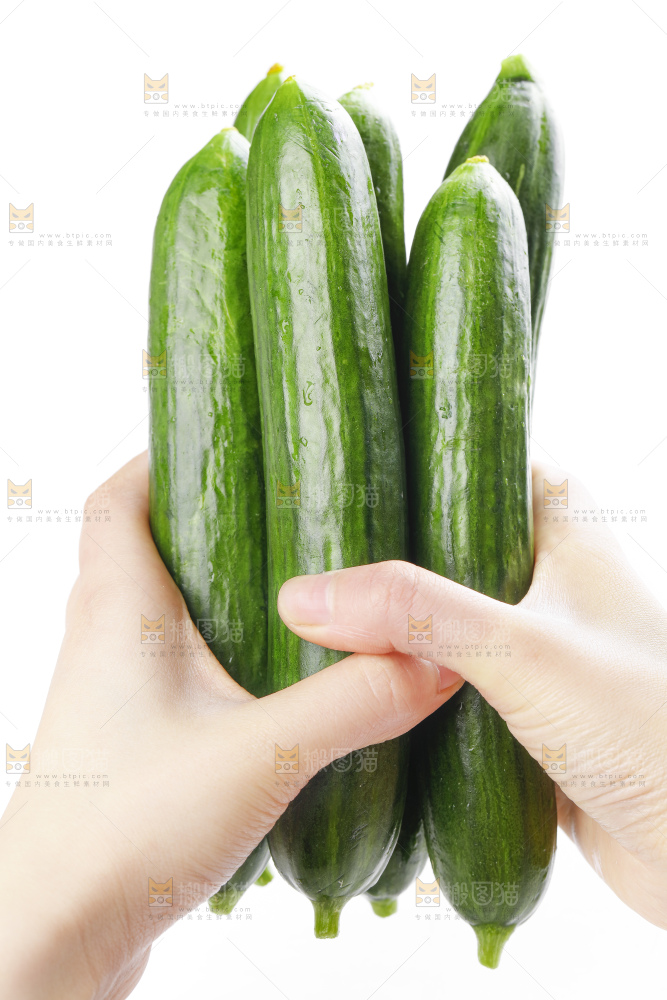 手里拿着嫩黄瓜