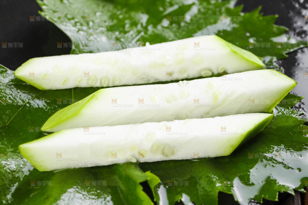 绿叶上放着切丝的瓠瓜