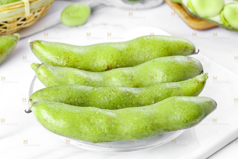 白底上放着蚕豆