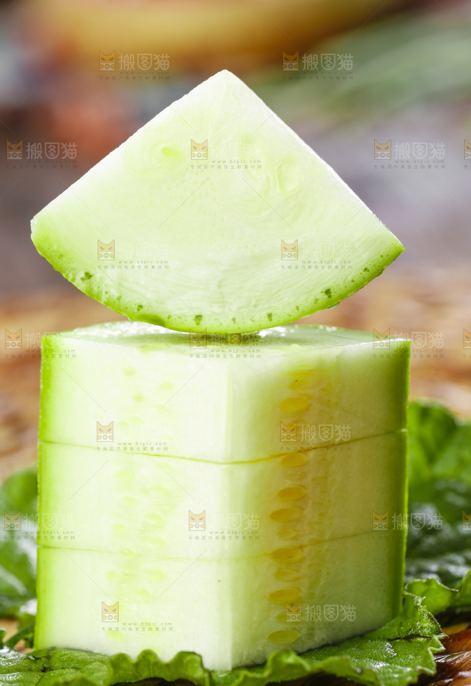 绿叶上放着西葫芦