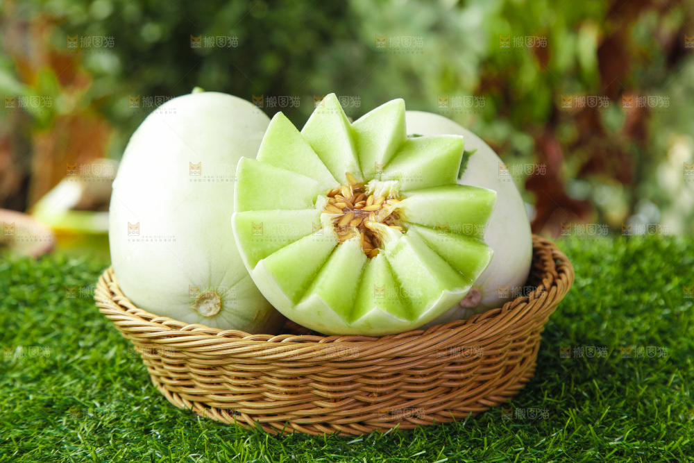 篮子里装着玉菇甜瓜