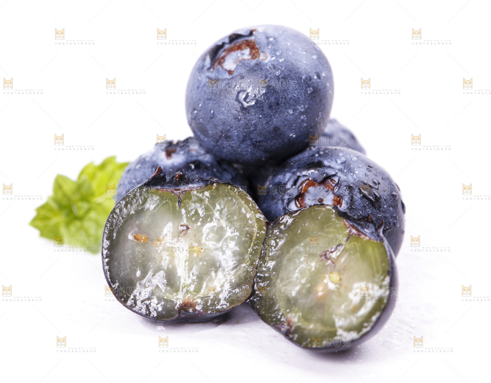 白底上摆放着蓝莓果