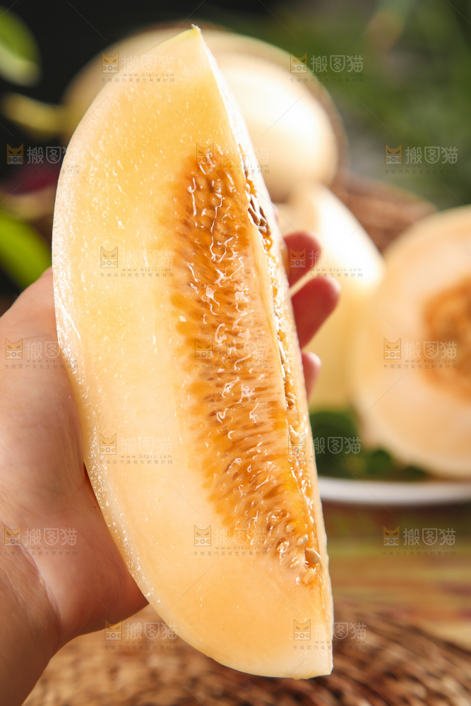 手里拿着蜜瓜