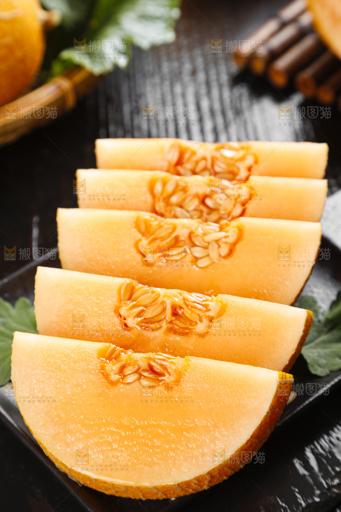 黑底上放着火焰蜜瓜