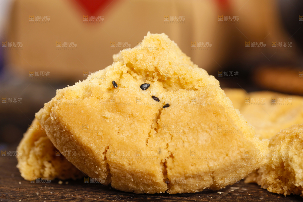 木底上放着手工桃酥饼干
