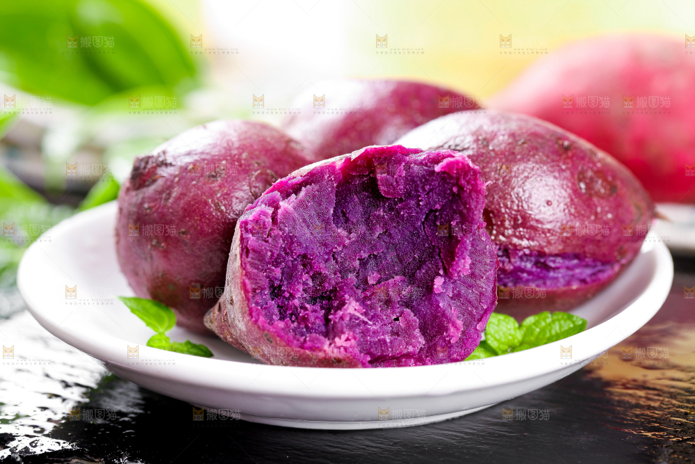 盘子里装着紫蜜薯