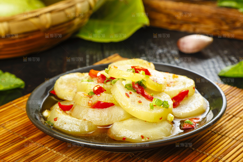 盘子里装着红烧瓠子