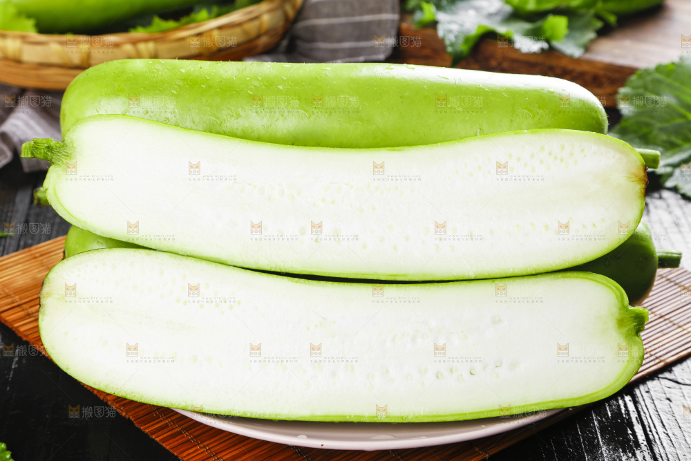 盘子里放着葫芦瓜