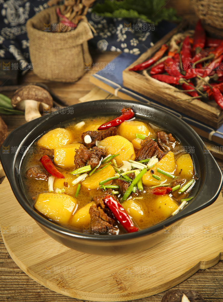 砂锅里装着土豆烧肉