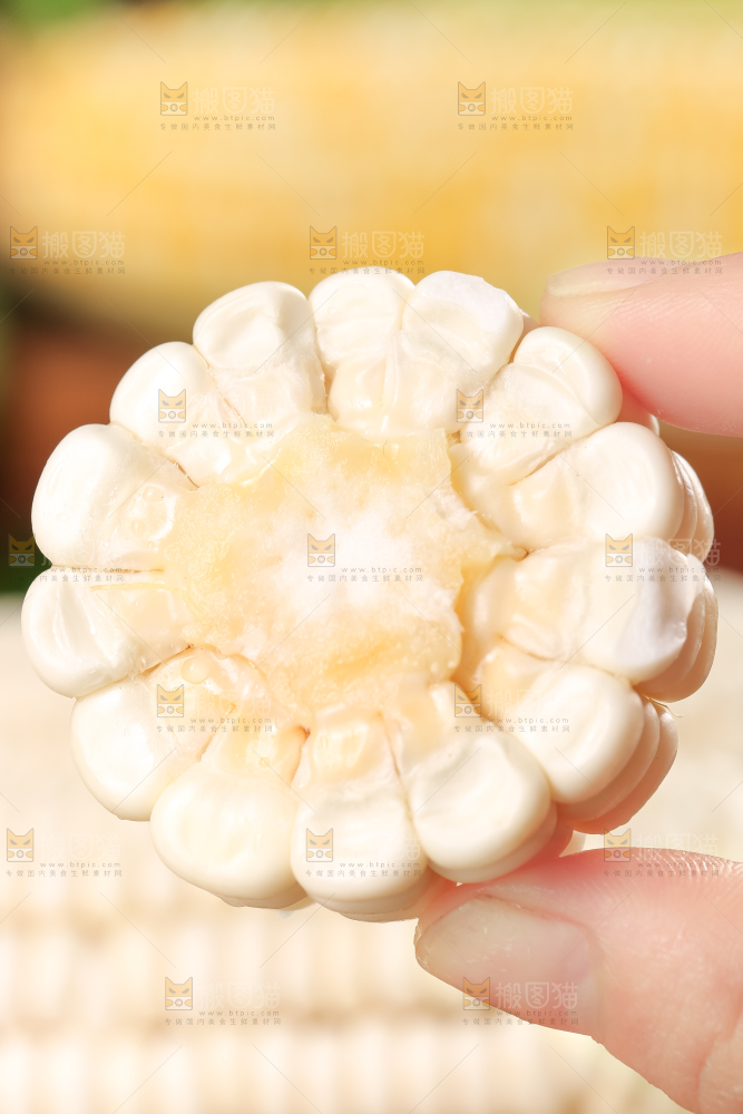 手里拿着牛奶玉米