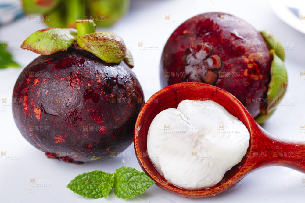 白底上放着山竹